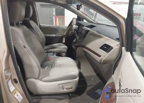 2011 Toyota Sienna Limited z USA, uszkodzony, nr VIN 5TDDK3DC6BS018021